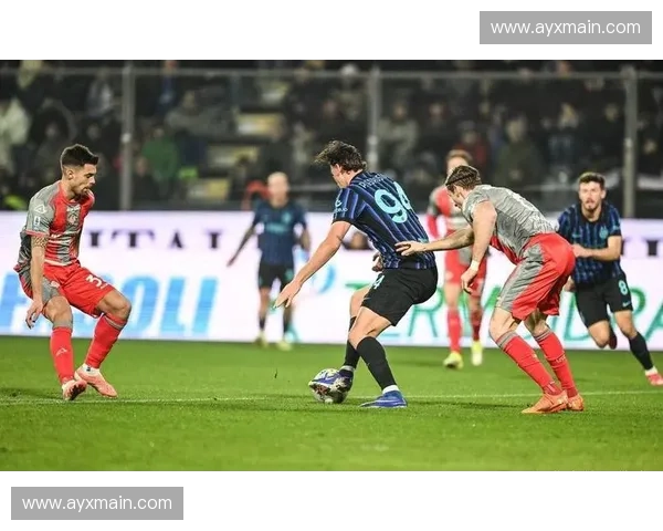 克雷莫内塞门将奥代罗遭烟花击中,比赛中断后无碍 克雷莫内塞门将奥代罗遭烟花击中,比赛中断后无碍